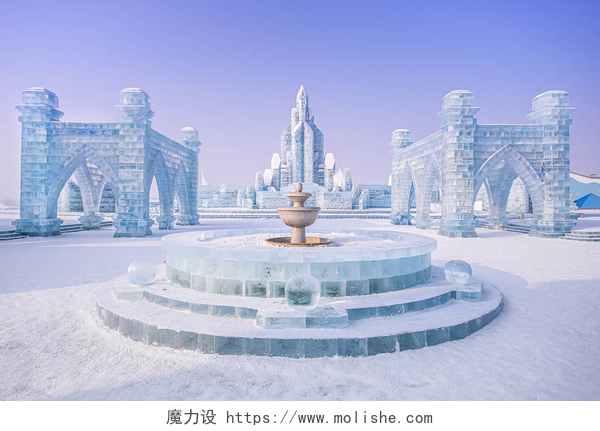 哈尔滨国际冰雪节冰雕建筑哈尔滨国际冰雪雕节是中国哈尔滨一年一度的冬季节。这是世界上最大的冰雪节.